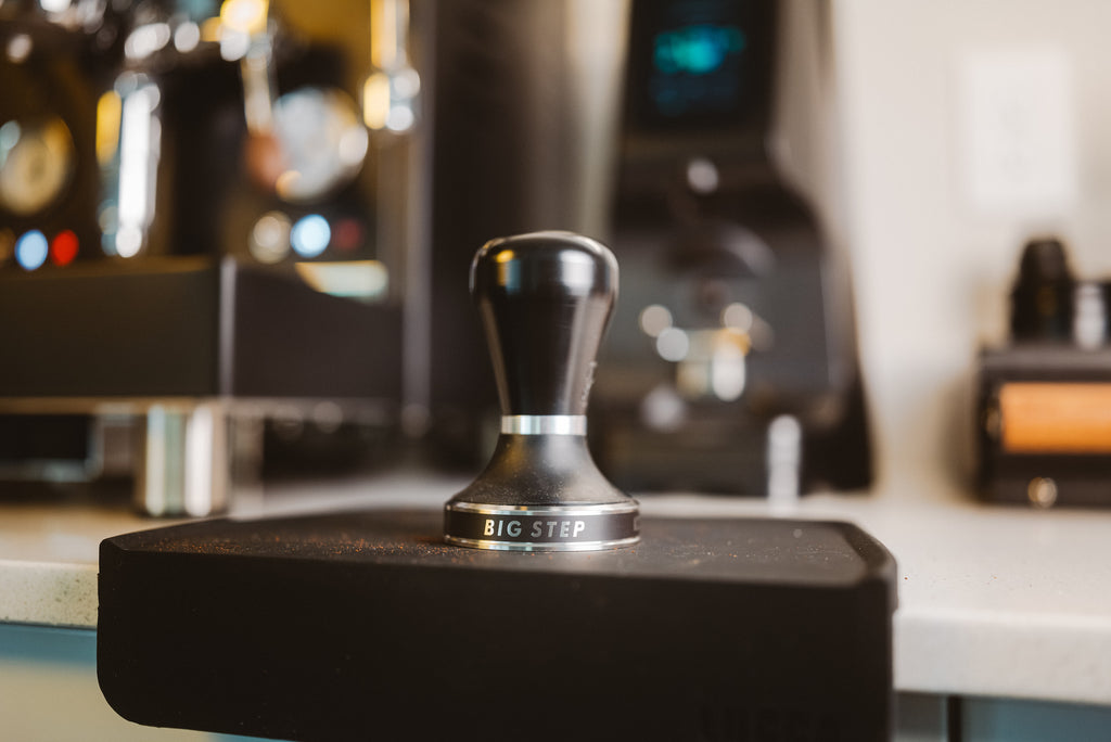 Pullman Big Step tamper in black with the LUCCA M58 espresso machine and LUCCA atom 75 espresso grinder