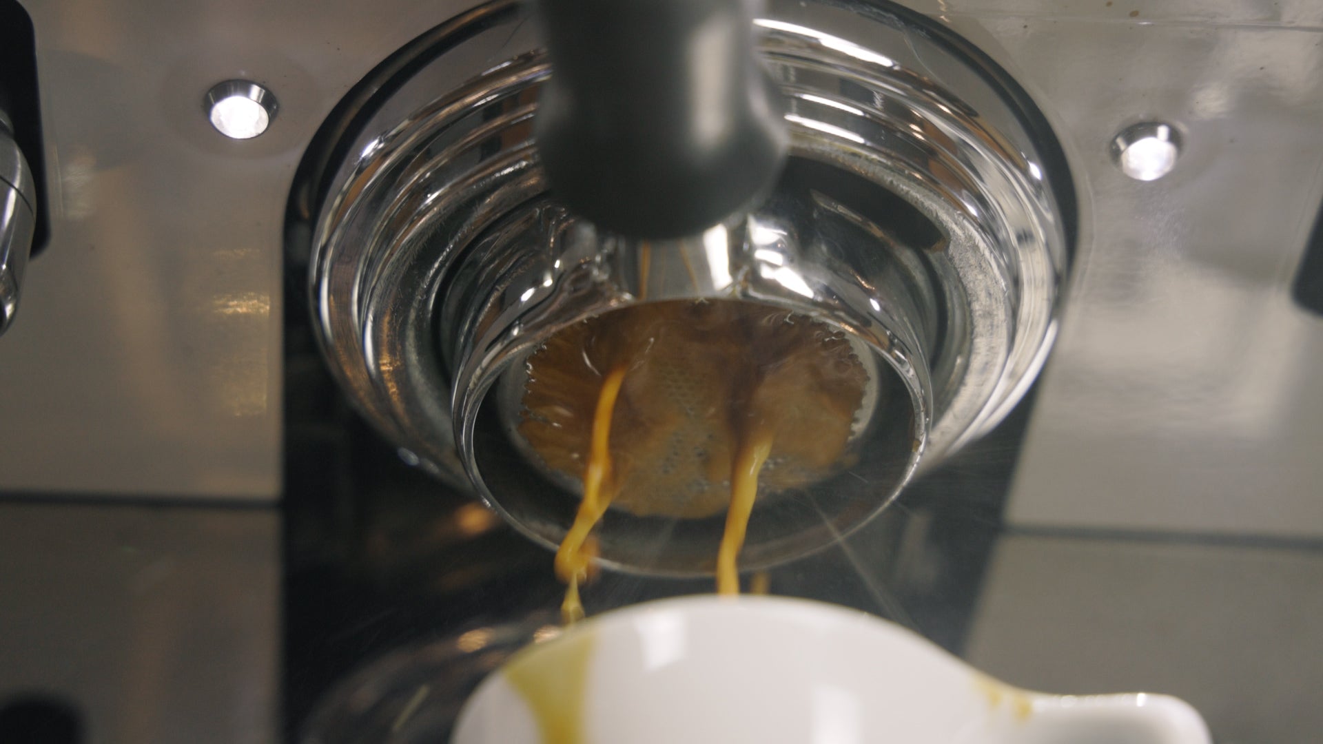 Coffee spraying out of bottomless portafilter